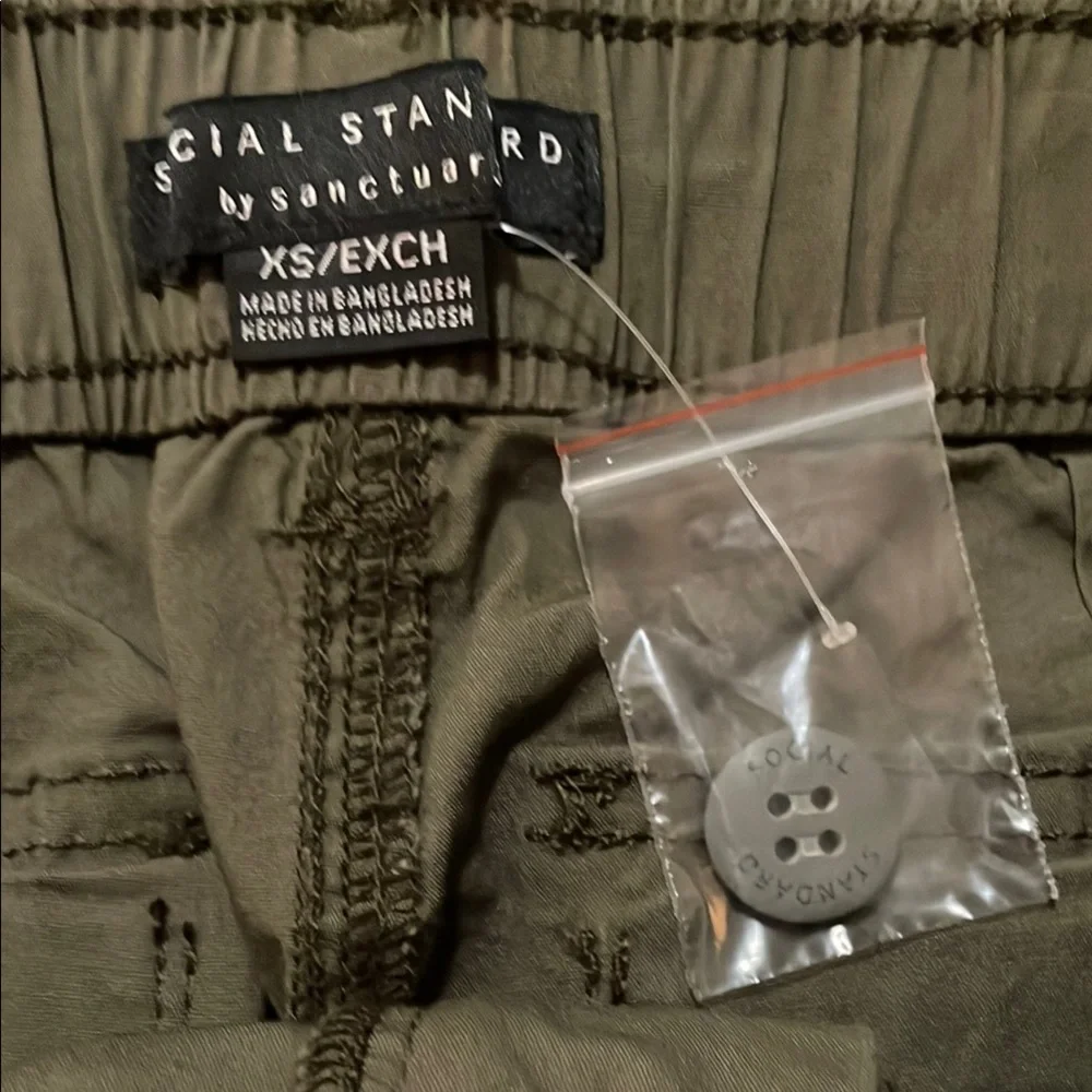 NWT Green Cargo Shorts with Relaxed Fit - Picture 4 of 4